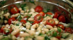 Akşam Sofralarınıza Renk Katacak: Kırmızı Biberli ve Ançüezli Piyaz Tarifi