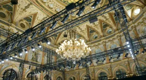 Balmain 2016 İlkbahar/Yaz Defilesinin İzinde: Moda Dünyasında Yenilikler