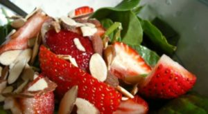 Çilek ve Ispanak: Yazın Ferahlatan Salatası