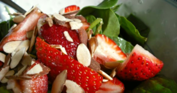 çilekli ıspanak salatası