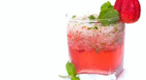 Yazın Ferahlatan İçeceği: Çilekli Maden Suyu Kokteyli