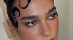 Kışın Büyüsü: Holografik Göz Makyajı ile Parti Sezonuna Hazırlanın