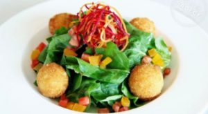 Yaz Sofralarına Ferahlık Getiren Ilık Keçi Peynirli Roka Salatası