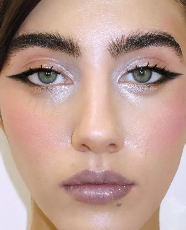 2026'nın makyaj trendleri: cesur ve gerçek görünümler 2 2026 makyaj trendleri