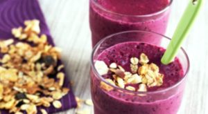 Yazın Ferahlatan Lezzeti: Yeşil Çaylı Böğürtlenli Smoothie
