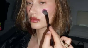 Suluboya Dudaklar: Sezonun Romantik Makyaj Trendi