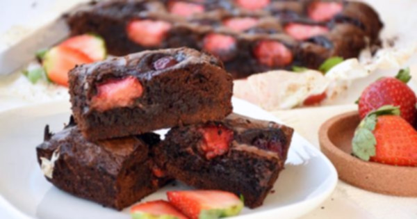 Vişneli Çilekli Brownie