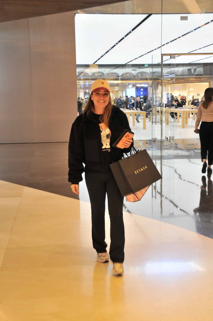 ünlülerin alışveriş keyfi: zorlu avm'de görülen yıldızlar 3 ünlü alışveriş