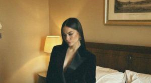 Demet Özdemir: Siyahın Asaletiyle Sanal Medyanın Parlayan Yıldızı