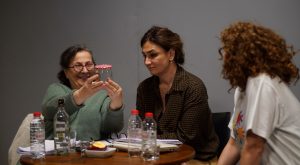 Aile İlişkilerinin Gizemli Yüzü: Bir Aile Provası