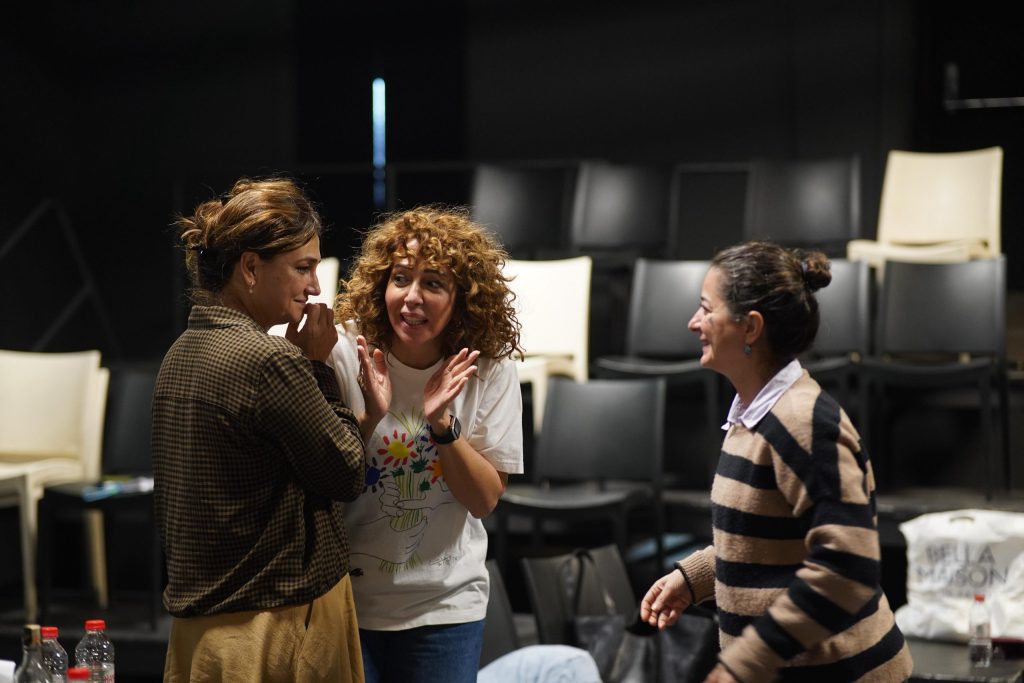 aile i̇lişkilerinin gizemli yüzü: bir aile provası 4 bir aile provası