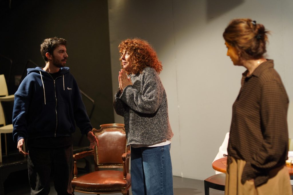 aile i̇lişkilerinin gizemli yüzü: bir aile provası 2 bir aile provası