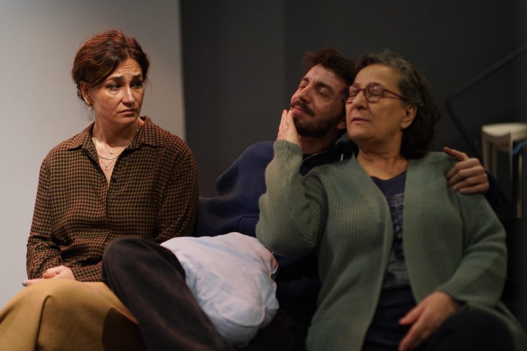 aile i̇lişkilerinin gizemli yüzü: bir aile provası 3 bir aile provası