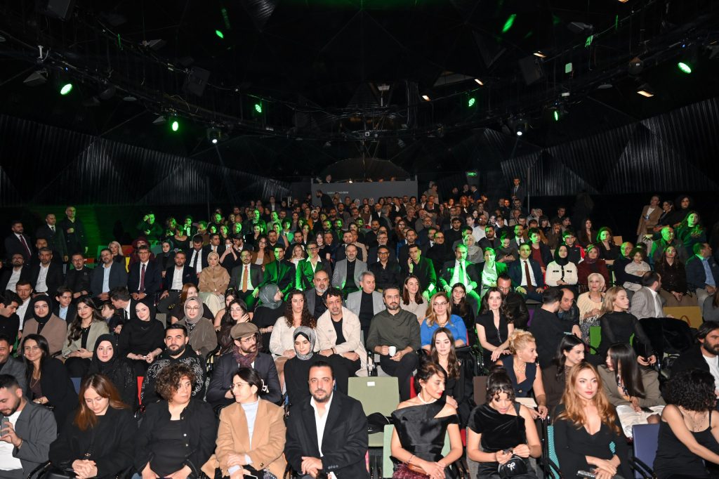 asylum: distopik bir hikayenin arka planında 3 asylum dizisi