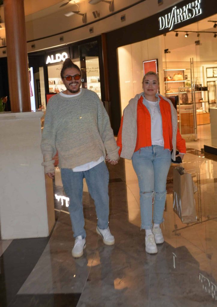 ünlülerin alışveriş keyfi: avm’lerde neşeli anlar 3 ünlülerin alışveriş keyfi