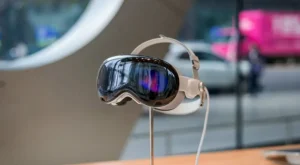 Apple Vision Pro: Geleceğin Vizyonu Yoksa Geçmişin Gölgesinde Mi?